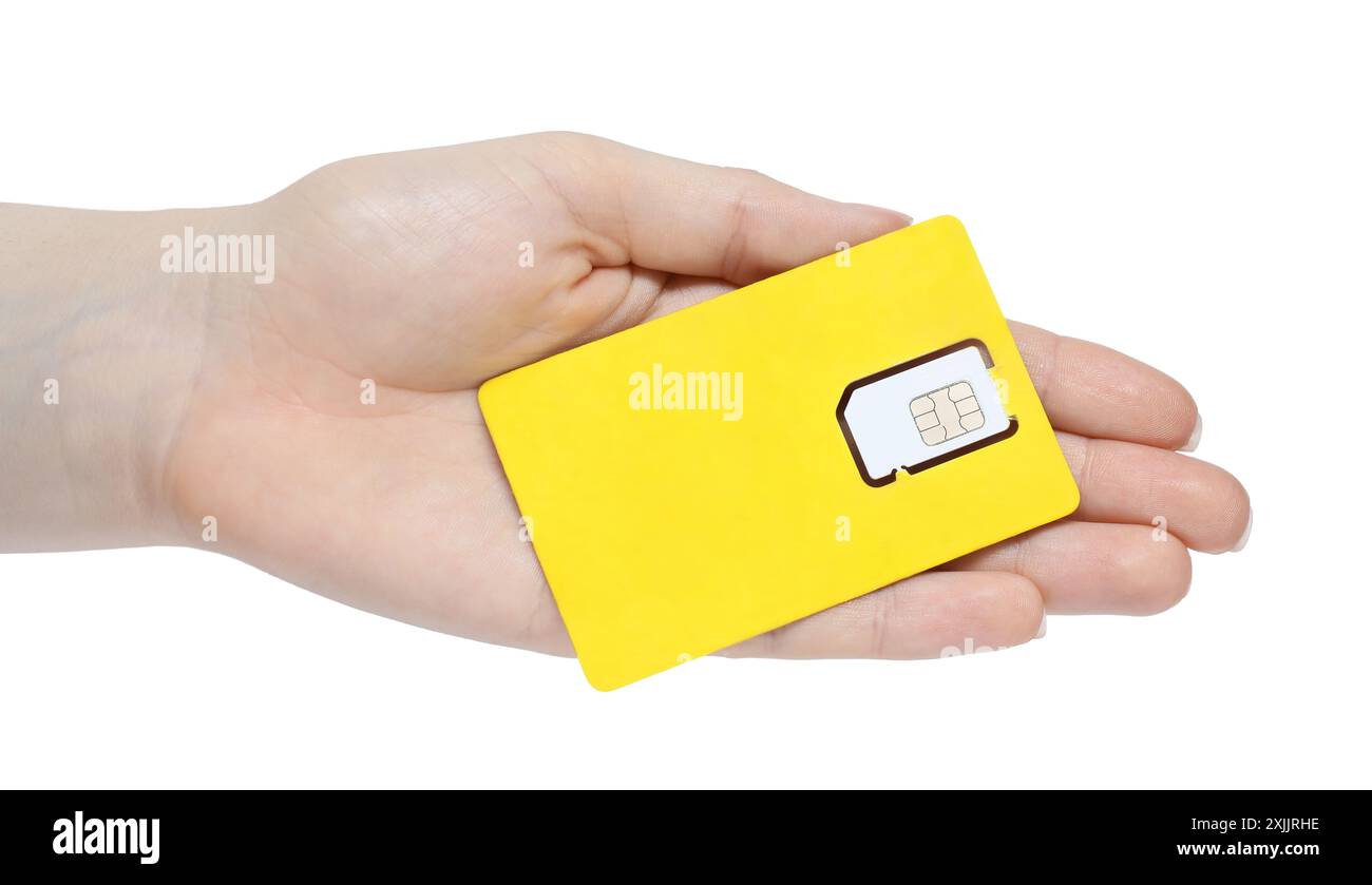 Frau mit moderner SIM-Karte auf weißem Hintergrund, Großaufnahme Stockfoto