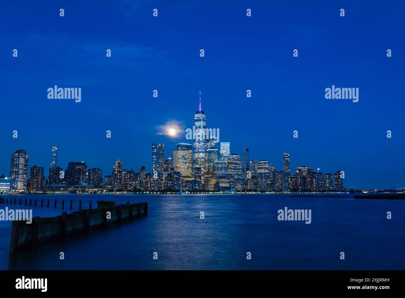 Lange Sicht der Skyline von Manhattan aus Hoboken, New Jersey, in der Abenddämmerung. Stockfoto