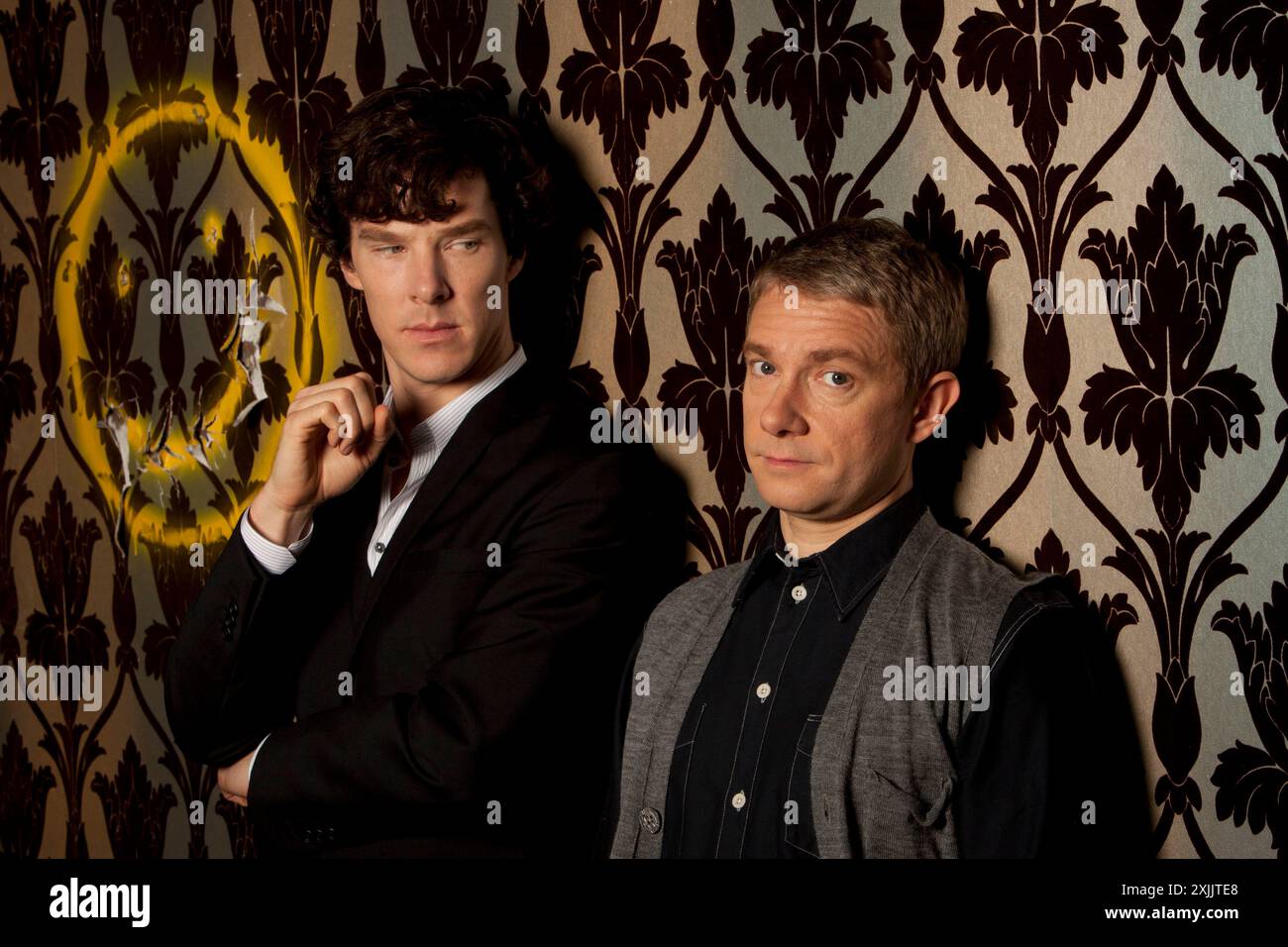 MARTIN FREEMAN und BENEDICT CUMBERBATCH in SHERLOCK (2010) unter der Regie von PAUL MCGUIGAN. Beschreibung: HARTSWOOD FILMS/BBC WALES/Album Stockfoto