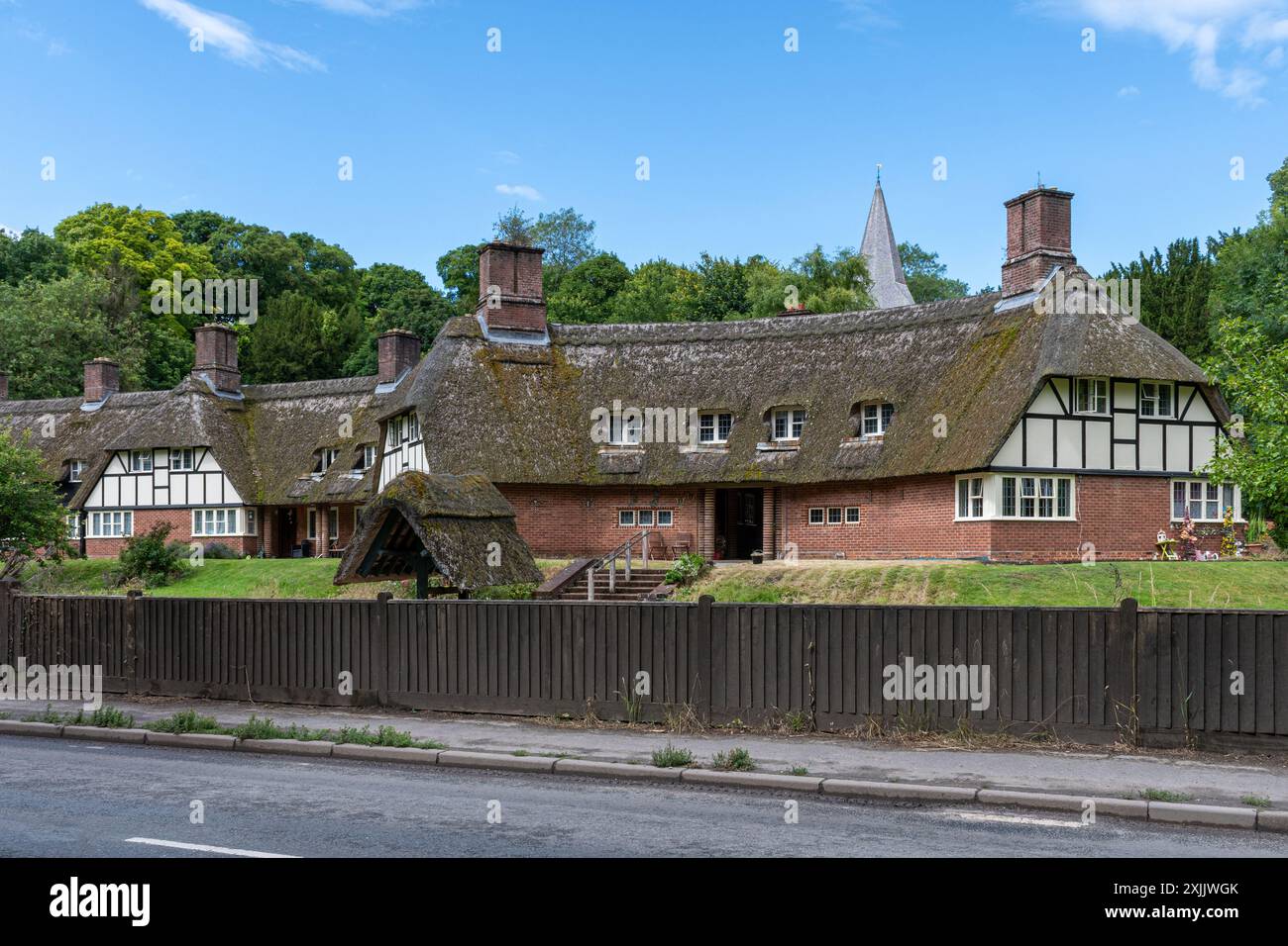 Hübsche strohgedeckte Cottages im Dorf Freefolk in Hampshire, England, England, genannt Manor Cottages, ein denkmalgeschütztes Gebäude Stockfoto