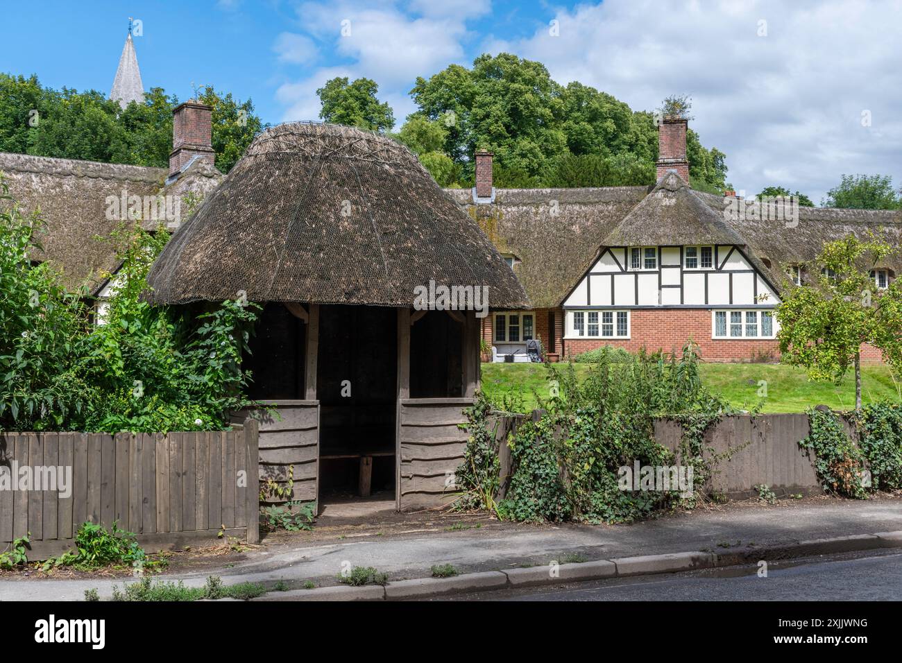 Hübsche strohgedeckte Cottages im Dorf Freefolk in Hampshire, England, England, genannt Manor Cottages, ein denkmalgeschütztes Gebäude Stockfoto