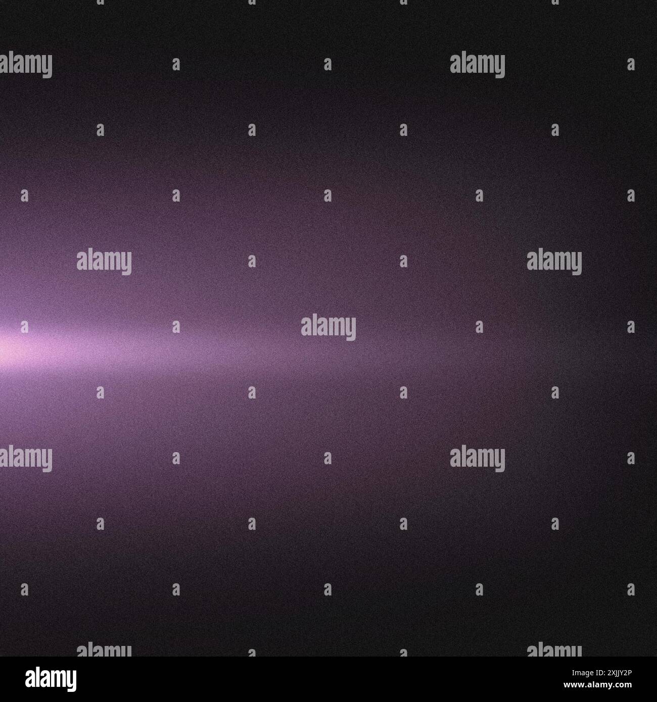 Abstrakter Hintergrund mit einem lila Lichtstrahl, der auf einem dunklen Hintergrund mit einer körnigen Textur leuchtet Stockfoto