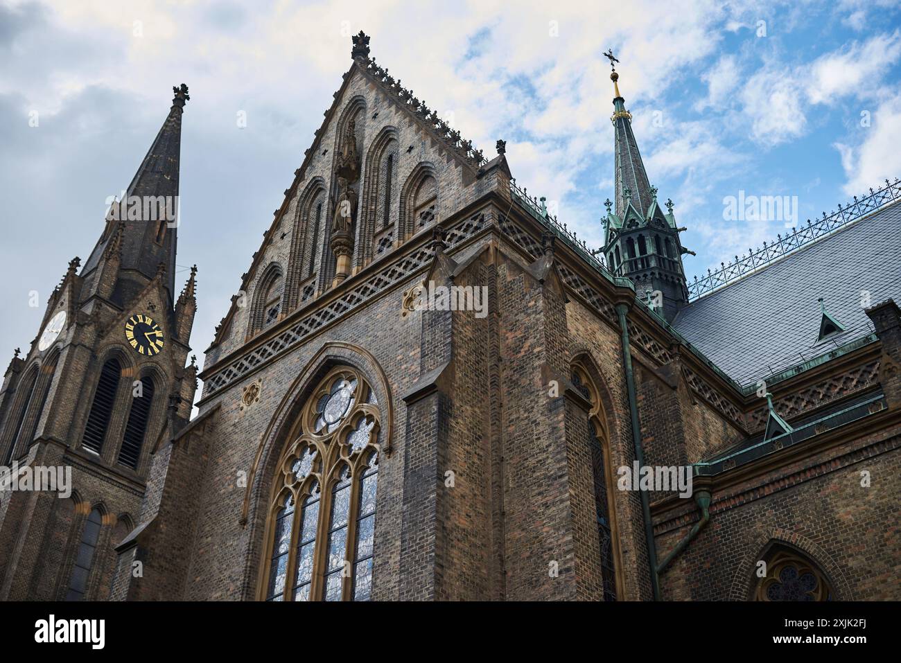 Außenansicht der Basilika St. Ludmila, neogotische katholische Kirche am Namesti Miru Platz im Vinohrady-Viertel von Prag, Tschechische Republik Stockfoto