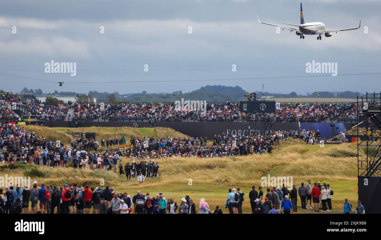 A passenger plane comes into land at Glasgow Prestwick airport during the second round of the British Open Golf Championships at Royal Troon golf club in Troon, Scotland, Friday, July 19, 2024. (AP Photo/Peter Morrison) Stockfoto