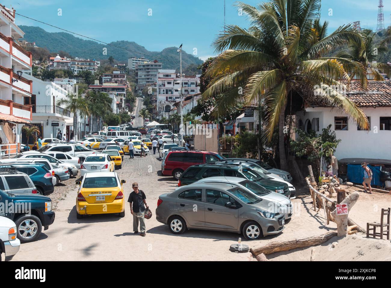 Puerto Vallarta, Mexiko - 27. März 2019: Eine geschäftige Straßenszene unter tropischer Sonne. Stockfoto