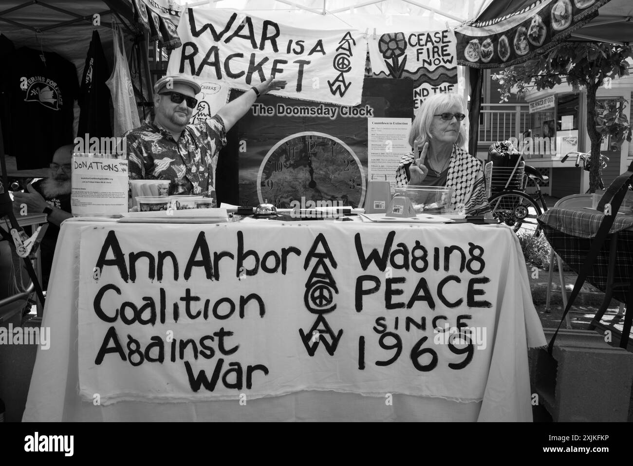 Ein Stand für die Ann Arbor Coalition Against war auf der Ann Arbor Art Fair, Ann Arbor Michigan USA Stockfoto