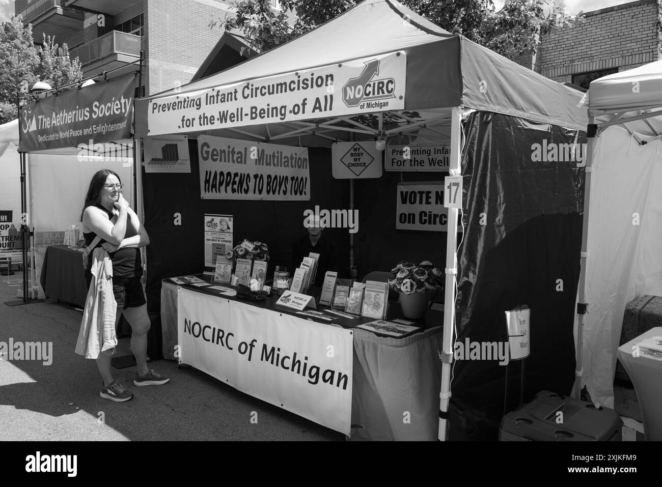 Ein Stand für NOCIRC of Michigan, eine Anti-Beschneidungsgruppe, auf der Ann Arbor Art Fair, Ann Arbor Michigan USA Stockfoto