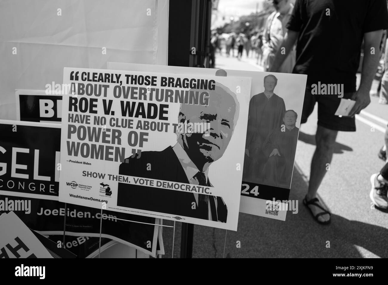 Ein von den Washtenaw County Democrats produziertes Schild, das das Recht der Frauen auf Wahl auf der Ann Arbor Art Fair 2024 fördert Stockfoto