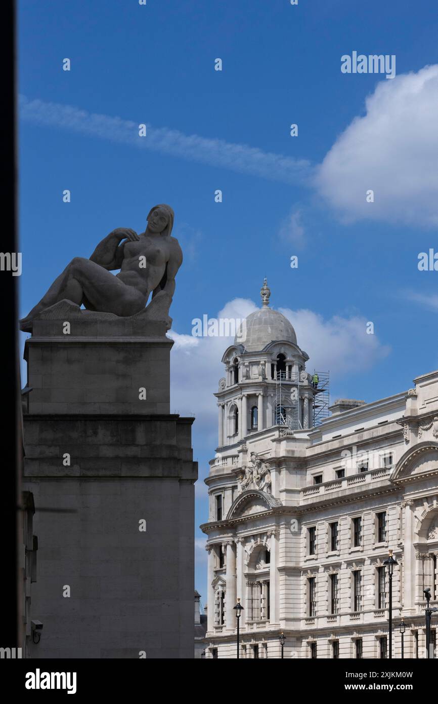 Auf dem Dach befindet sich eine liegende weibliche Statue mit Blick auf die große Fassade eines historischen Gebäudes in London Stockfoto