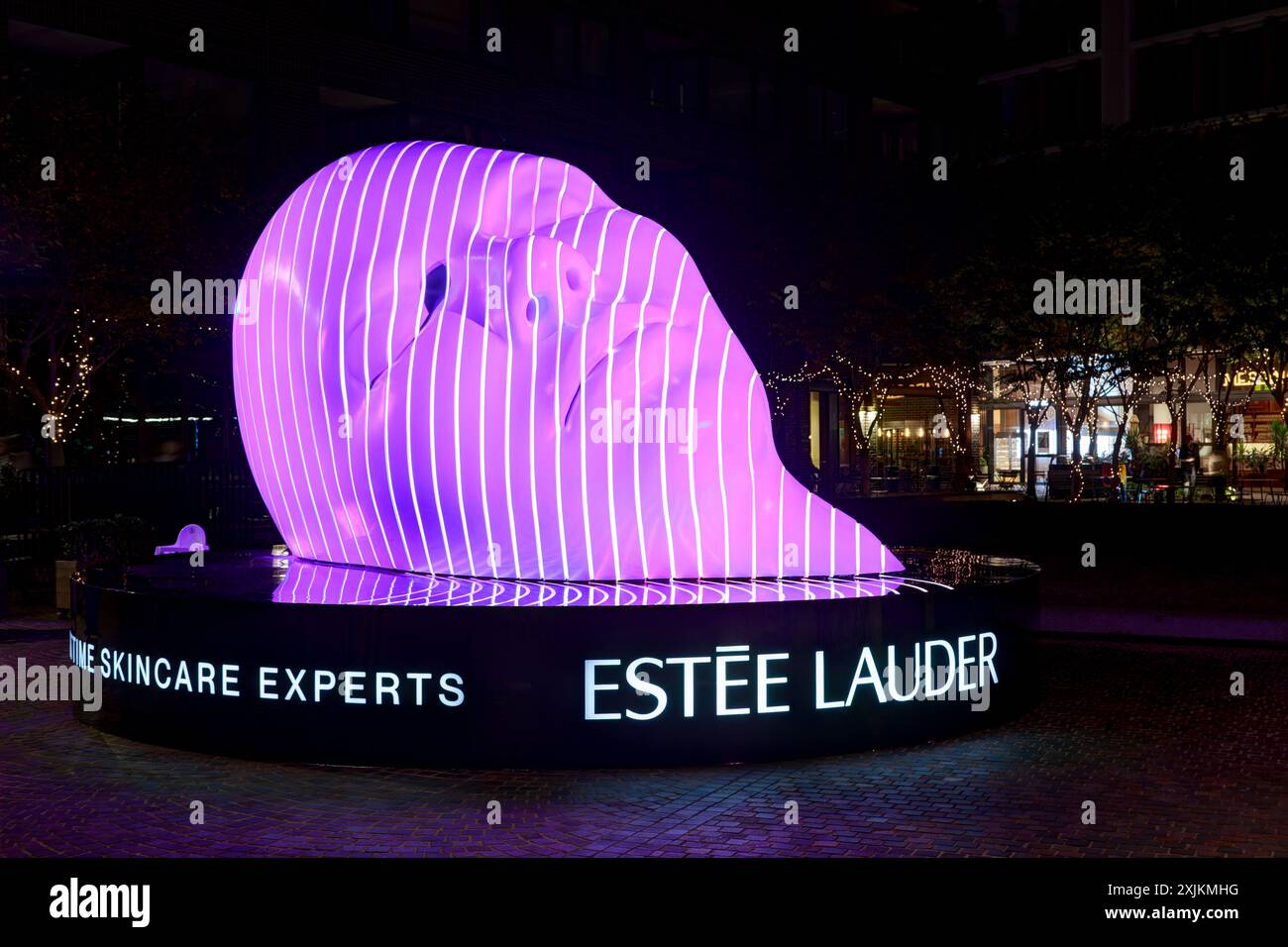 Eine beleuchtete Skulptur, „Beauty Sleep“, von der Kosmetikfirma Estee Lauder auf dem Vivid Sydney Festival in Sydney, Australien Stockfoto
