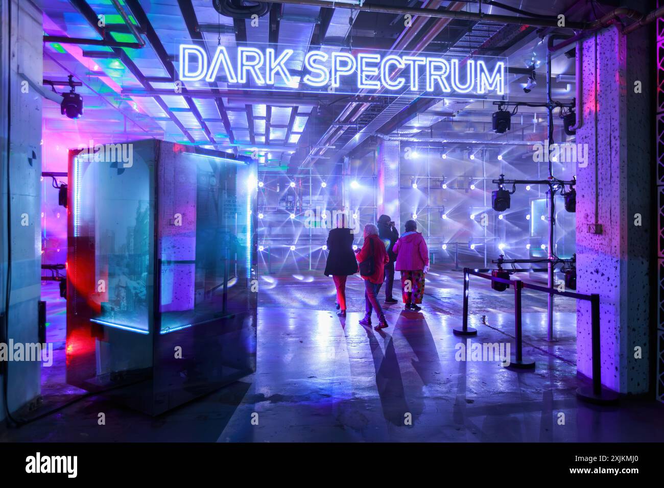 „Dark Spectrum“, eine Indoor-Lichtshow während des jährlichen „Vivid Sydney“ Festivals in Sydney, Australien Stockfoto