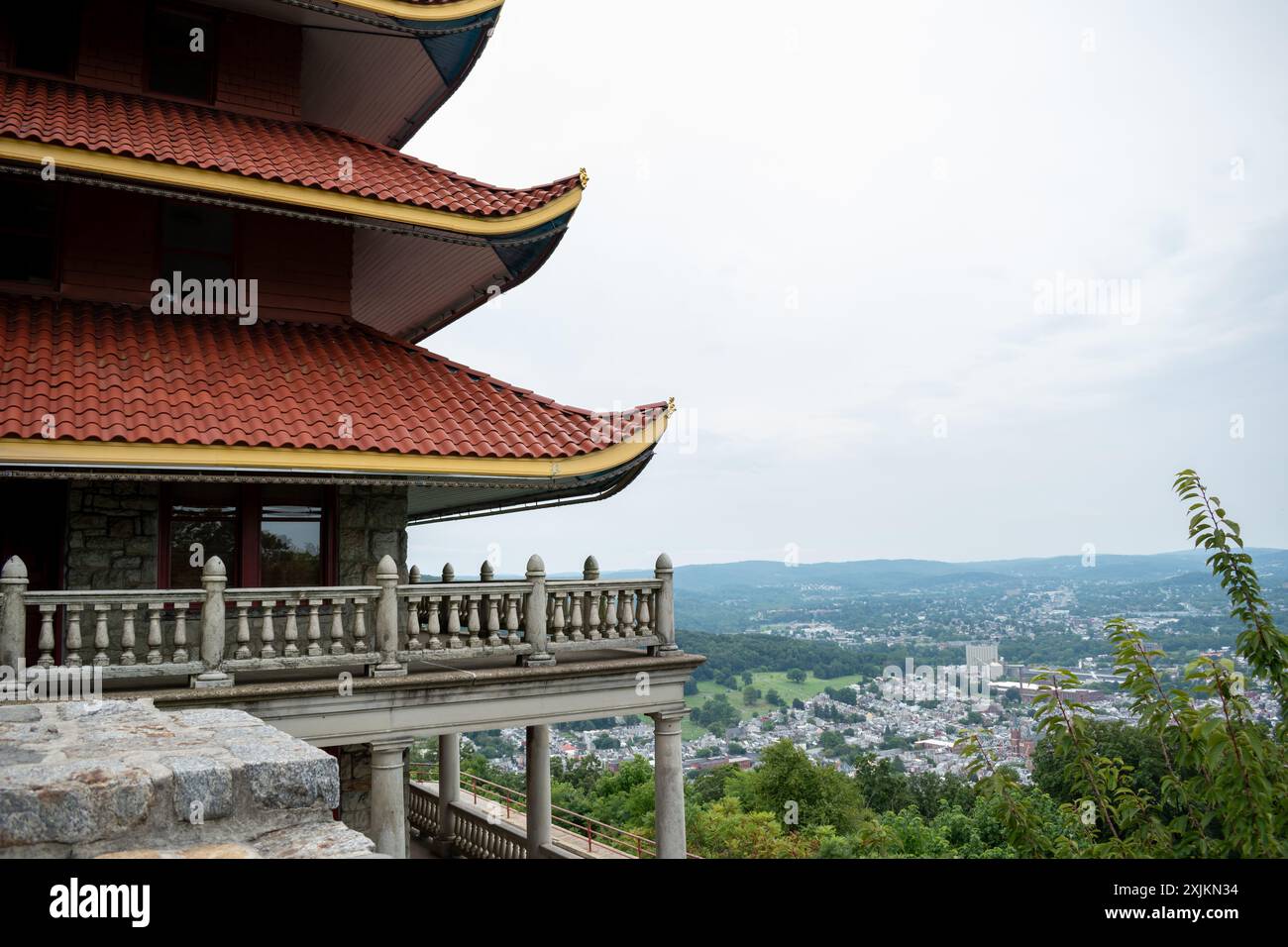 Überblick über eine asiatische Pagode mit Blick auf einen Wald und eine Stadt. Stockfoto