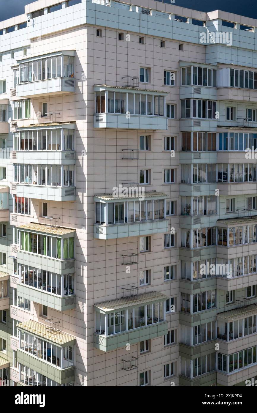 Balkone an der Fassade eines mehrstöckigen Wohngebäudes in Moskau, Russland Stockfoto