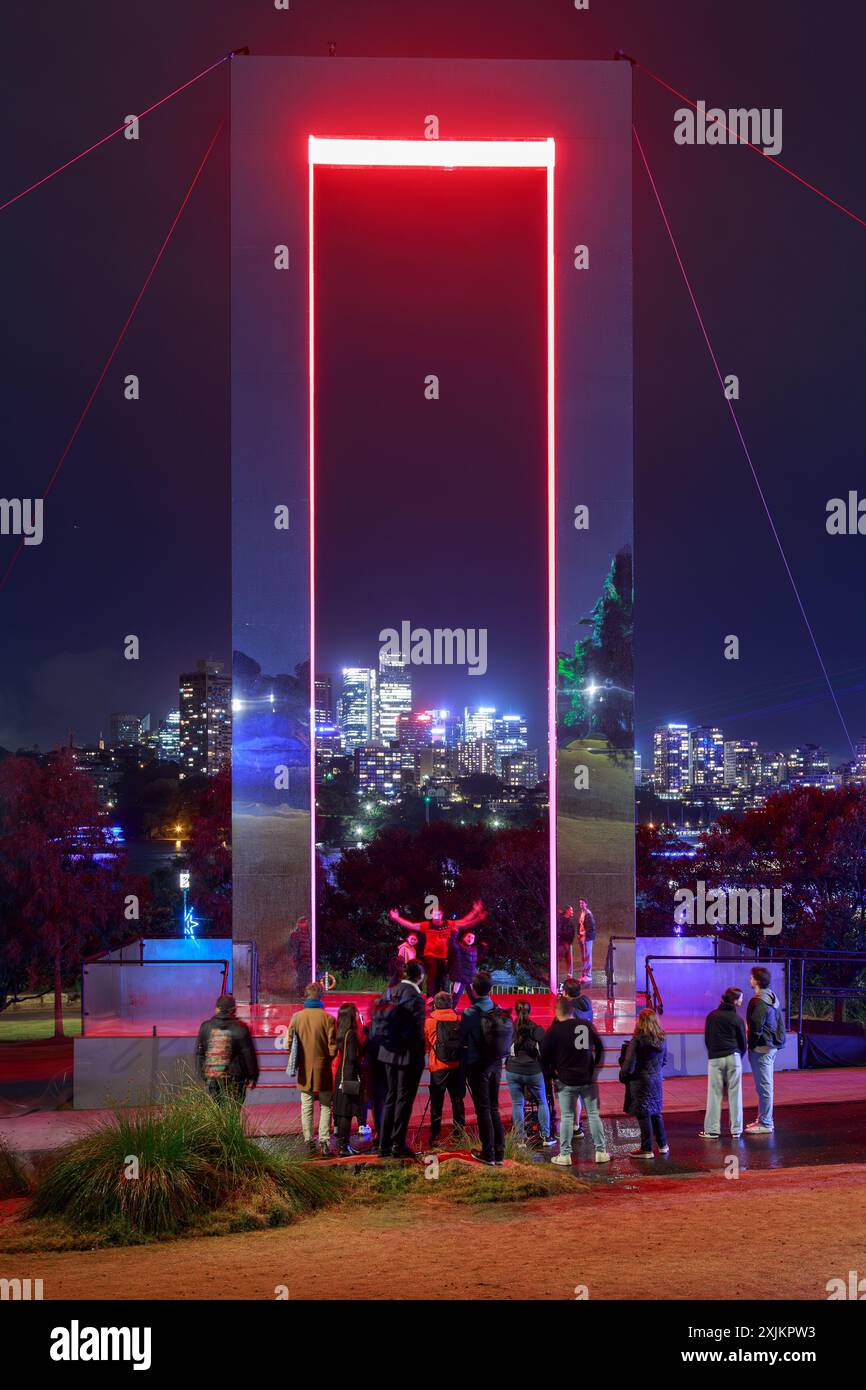 „Portal“, ein riesiges beleuchtetes Kunstwerk beim jährlichen Vivid Sydney Festival in Sydney, Australien Stockfoto