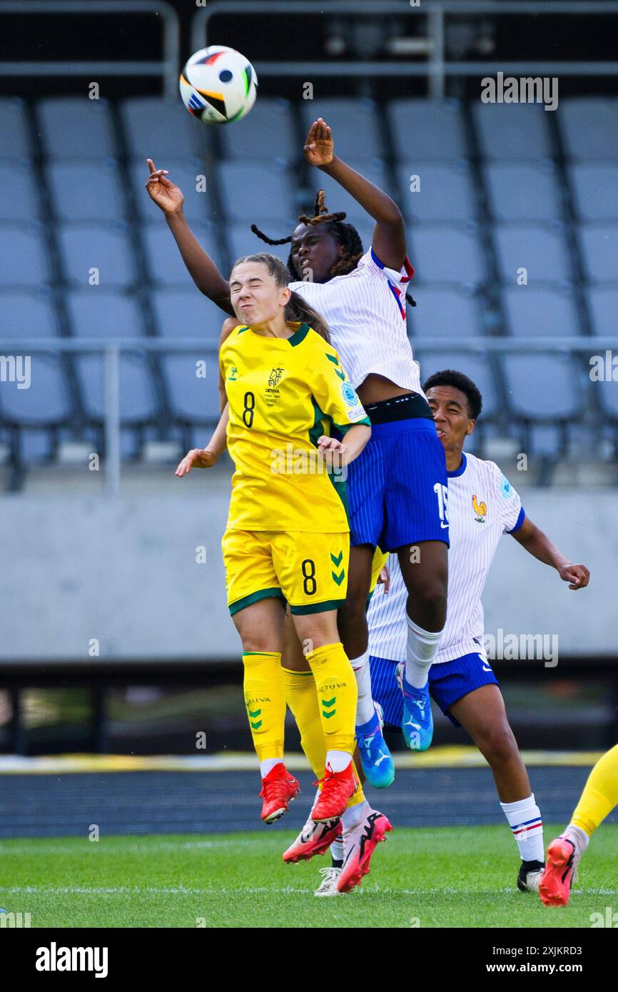 Kaunas, Litauen, 17. Juli 2024. Landryna Lushimba Bilombi (Frankreich) tritt gegen Gabriele Skurdenyte (Litauen) im Finale der UEFA-U19-Meisterschaft 2023/2024 in der Gruppe A zwischen Litauen und Frankreich im Darius- und Girenas-Stadion in Kaunas, Litauen, an. Juli 2024. Quelle: Nikola Krstic/Alamy Stockfoto