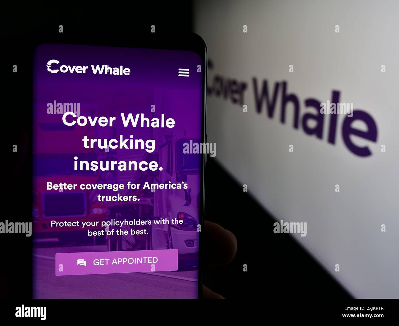 Person, die ein Smartphone hält, mit der Webseite des US-amerikanischen Unternehmens Cover Whale Insurance Solutions Inc. Vor dem Logo. Konzentrieren Sie sich auf die Mitte des Telefondisplays. Stockfoto