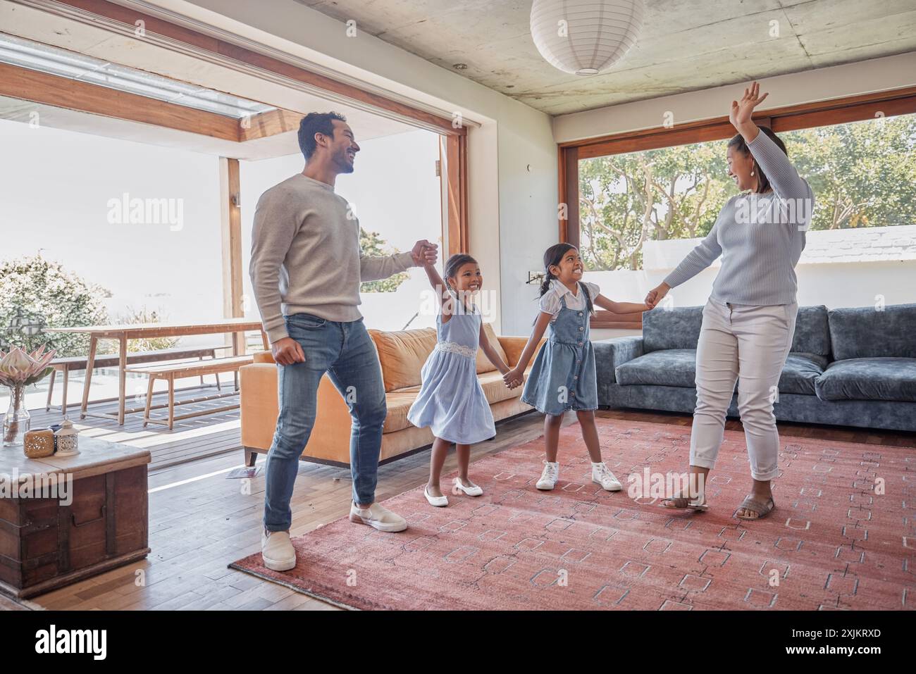 Tanzen, Familie und Mädchen im Wohnzimmer, zu Hause und mit Kindern verbunden, Unterricht und Unterricht für Jugendliche. Haus, Mann und Frau mit Kindern, Spaß und Spiele Stockfoto
