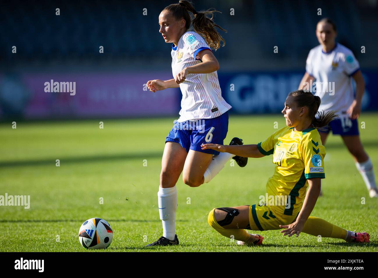 Kaunas, Litauen, 17. Juli 2024. Lou Autin aus Frankreich tritt im Darius und Girenas Stadion in Kaunas, Litauen, beim Finale der UEFA-U19-Meisterschaft 2023/2024 gegen die Gegenspielerin an. Juli 2024. Quelle: Nikola Krstic/Alamy Stockfoto