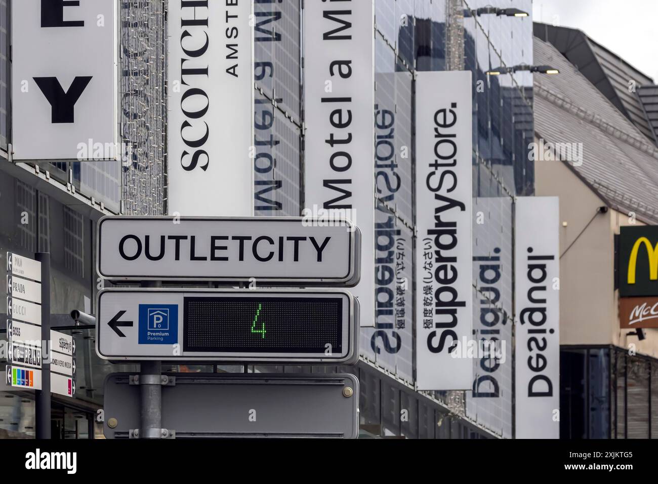 Outletcity, Fabrikverkauf, rund 80 Premium- und Luxusmarken mit Fokus auf Kleidung, Holy AG Hugo Boss. Metzingen ist der erste und einer der Stockfoto