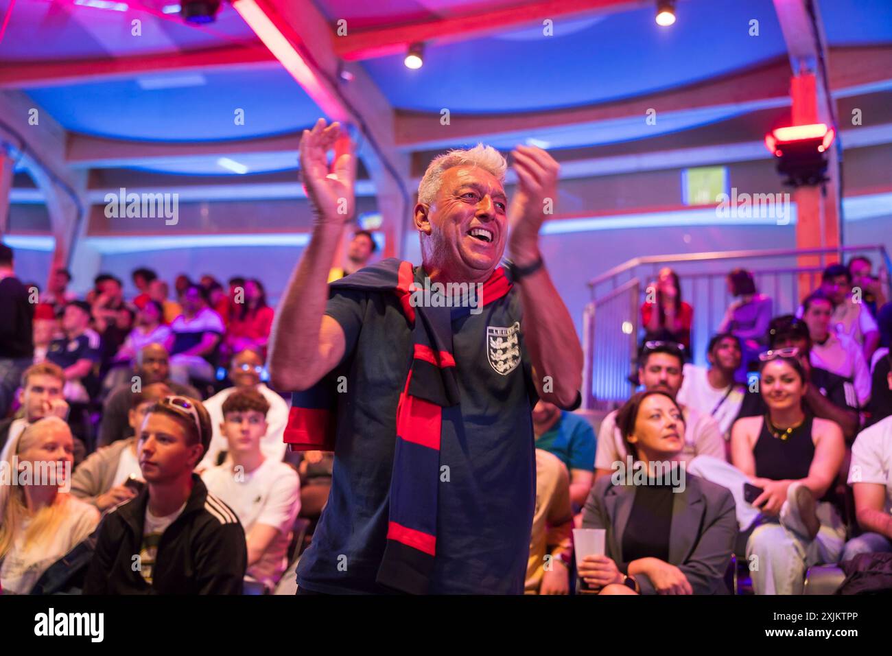 Ein Fan der britischen Mannschaft feiert den Equalizer in der Adidas-Fanzone im Bundestag während des Endspiels zwischen Spanien und England im The Stockfoto