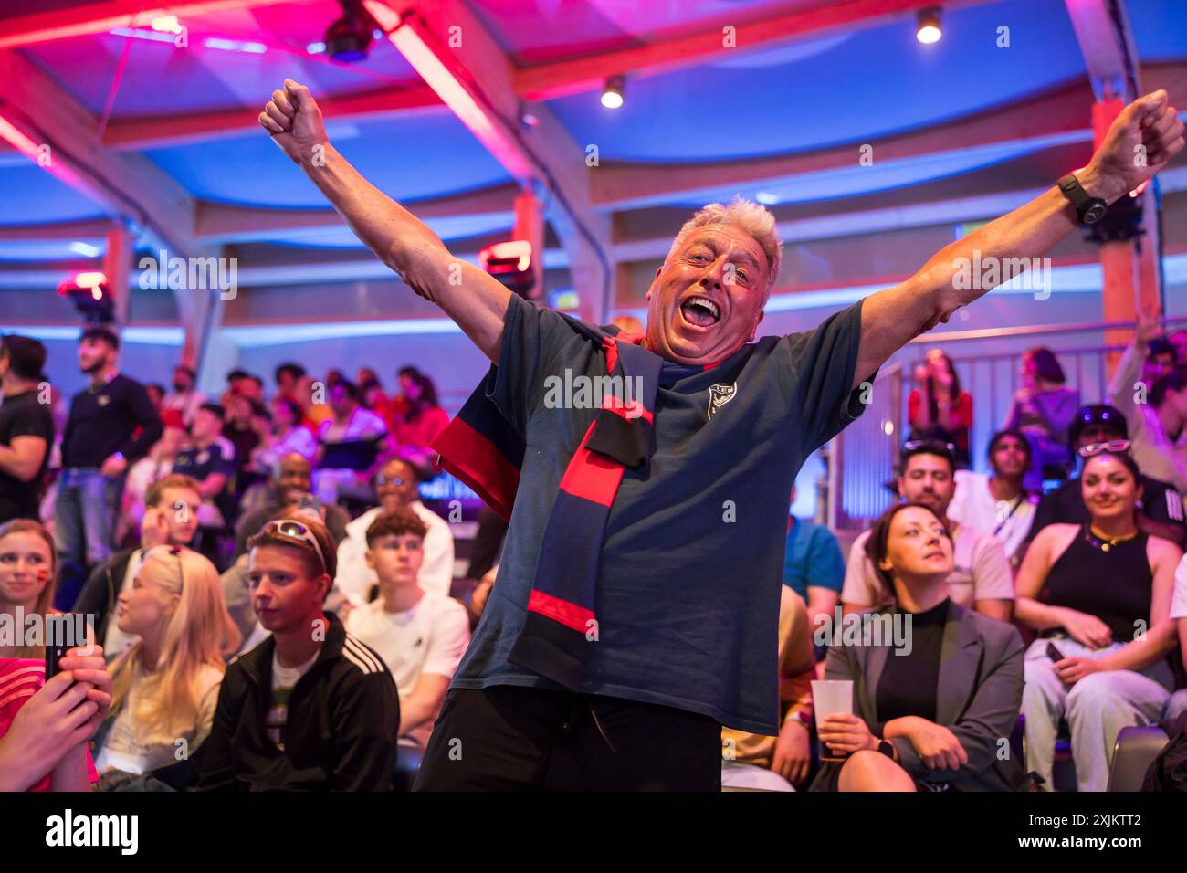 Ein Fan der britischen Mannschaft feiert den Equalizer in der Adidas-Fanzone im Bundestag während des Endspiels zwischen Spanien und England im The Stockfoto