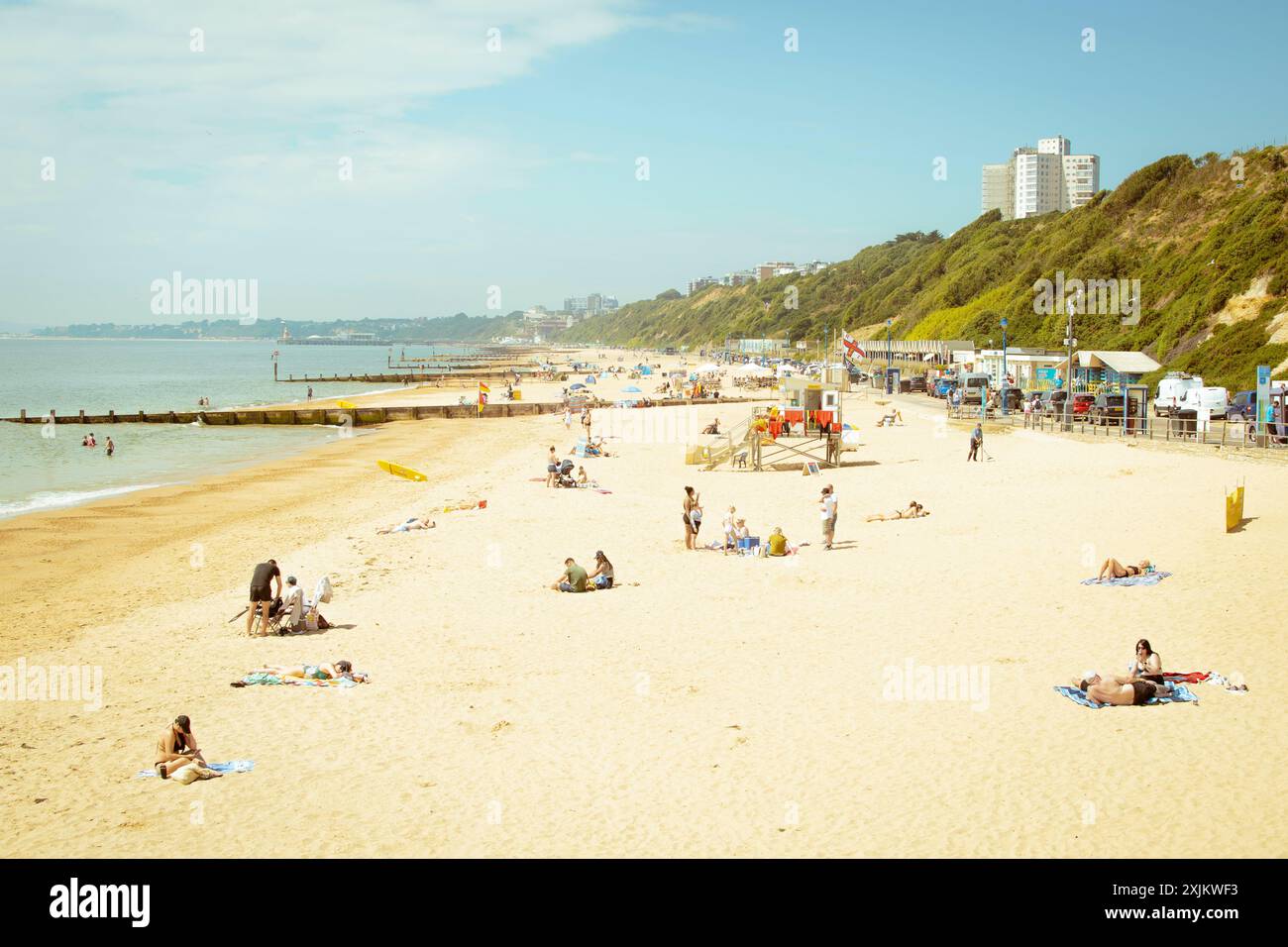 Idyllische Strandszene in warmer Sommersonne, Bournemouth, Dorset, Großbritannien Stockfoto