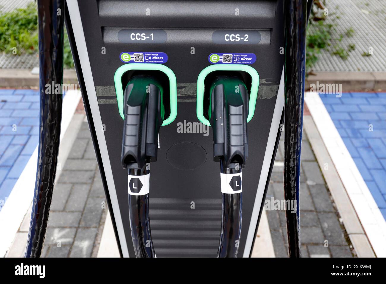 Stecker für Elektrofahrzeuge an einer E-Ladestation, Berlin, 11.09/2022 Stockfoto