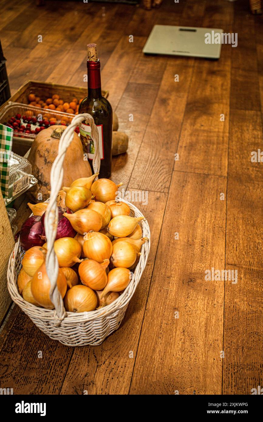 Heilmittel für Kirschpflaume, Kürbis und Zwiebeln helfen, Gewicht zu reduzieren. Ein Glas italienischer Wein hilft auch Stockfoto