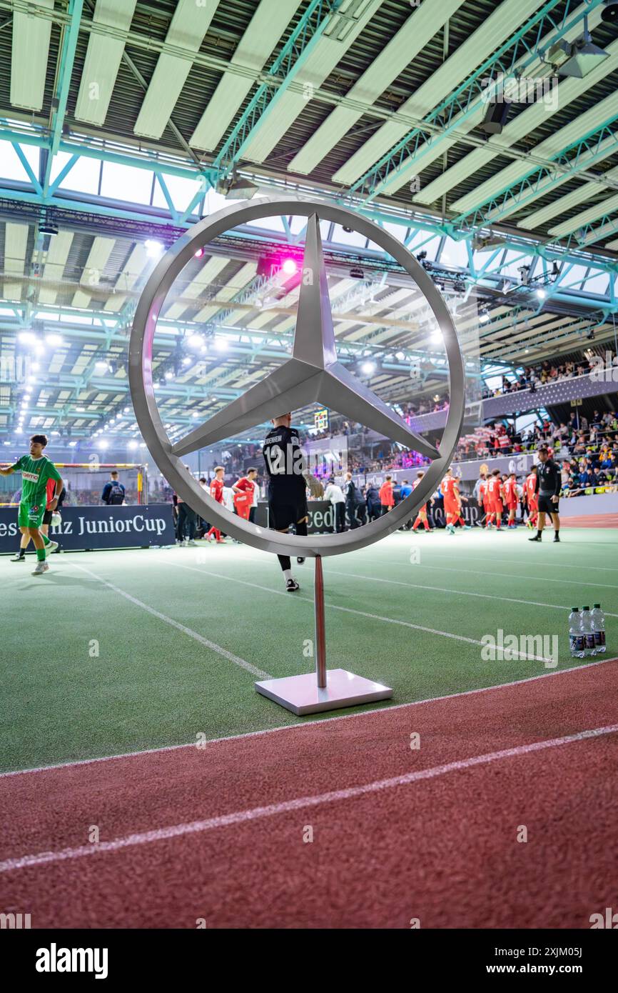 Ein großes Markenlogo dominiert das Zentrum der Sportveranstaltung, Mercedes Benz Junior Cup, Glaspalast Sindelfingen, Deutschland Stockfoto