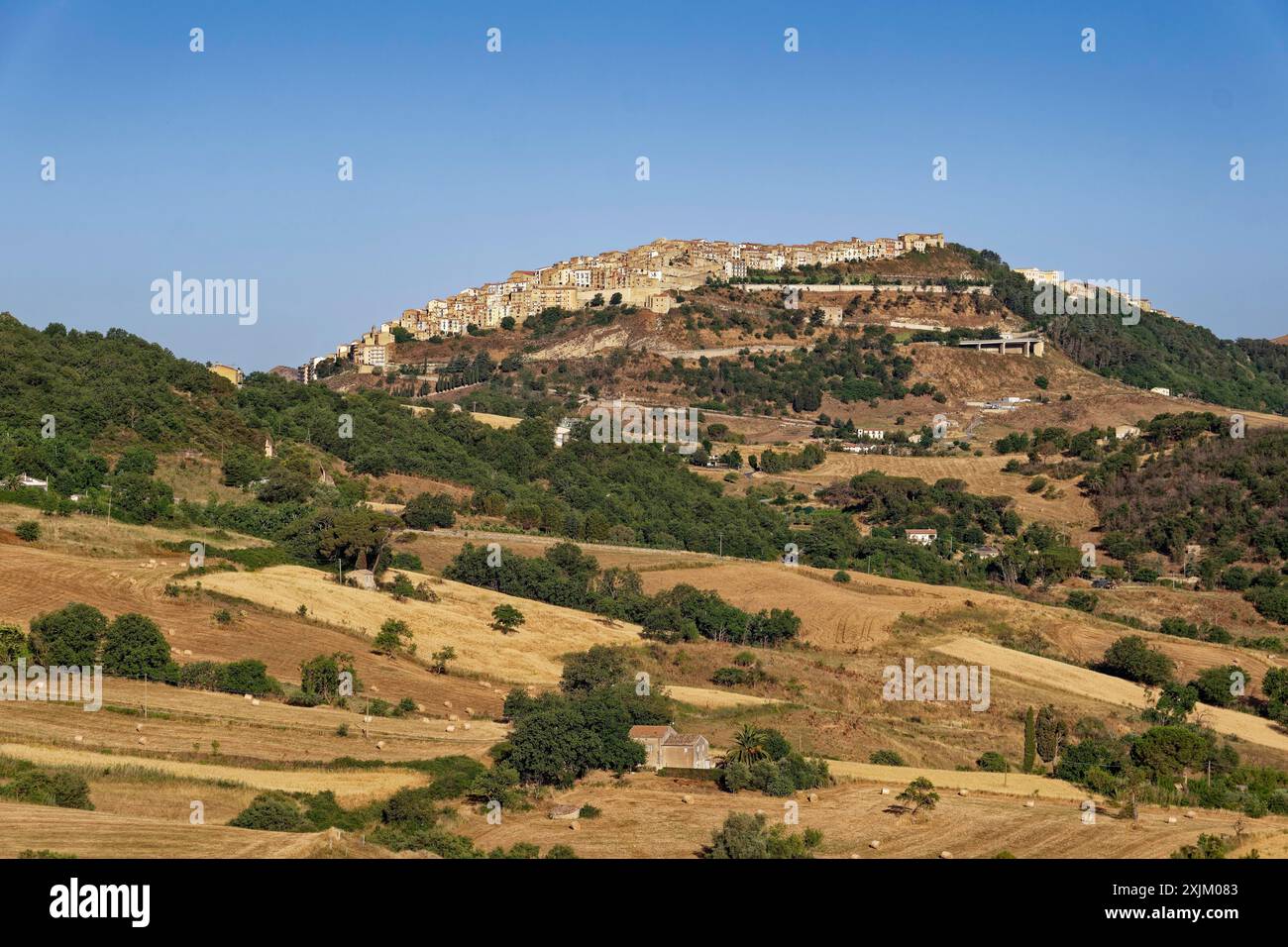 Landschaft im Landschaftsschutzgebiet der sizilianischen Riserva naturale Orientata Sambughetti Campanito. Die Stadt Gangi liegt auf dem Hügel. Stockfoto