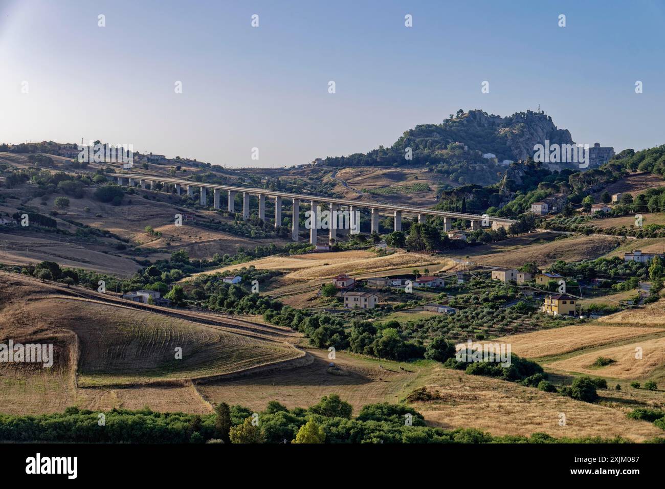 Landschaft in der Nähe des sizilianischen Dorfes Sperlinga bei Nikosia. Die Ringstraße überquert ein Tal auf einer Brücke. Sizilien, Italien, Südeuropa Stockfoto