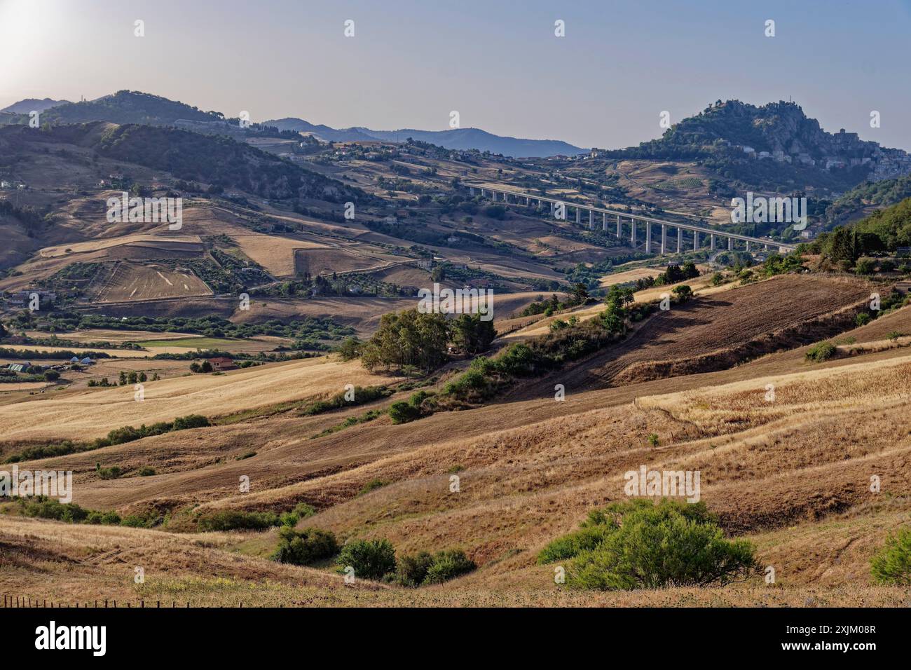 Landschaft in der Nähe des sizilianischen Dorfes Sperlinga bei Nikosia. Sizilien, Italien, Südeuropa Stockfoto