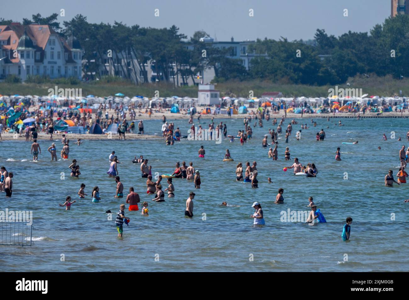 19. Juli 2024, Mecklenburg-Vorpommern, Warnemünde: Touristen, die am Ostseestrand baden. Foto: Stefan sauer/dpa Stockfoto