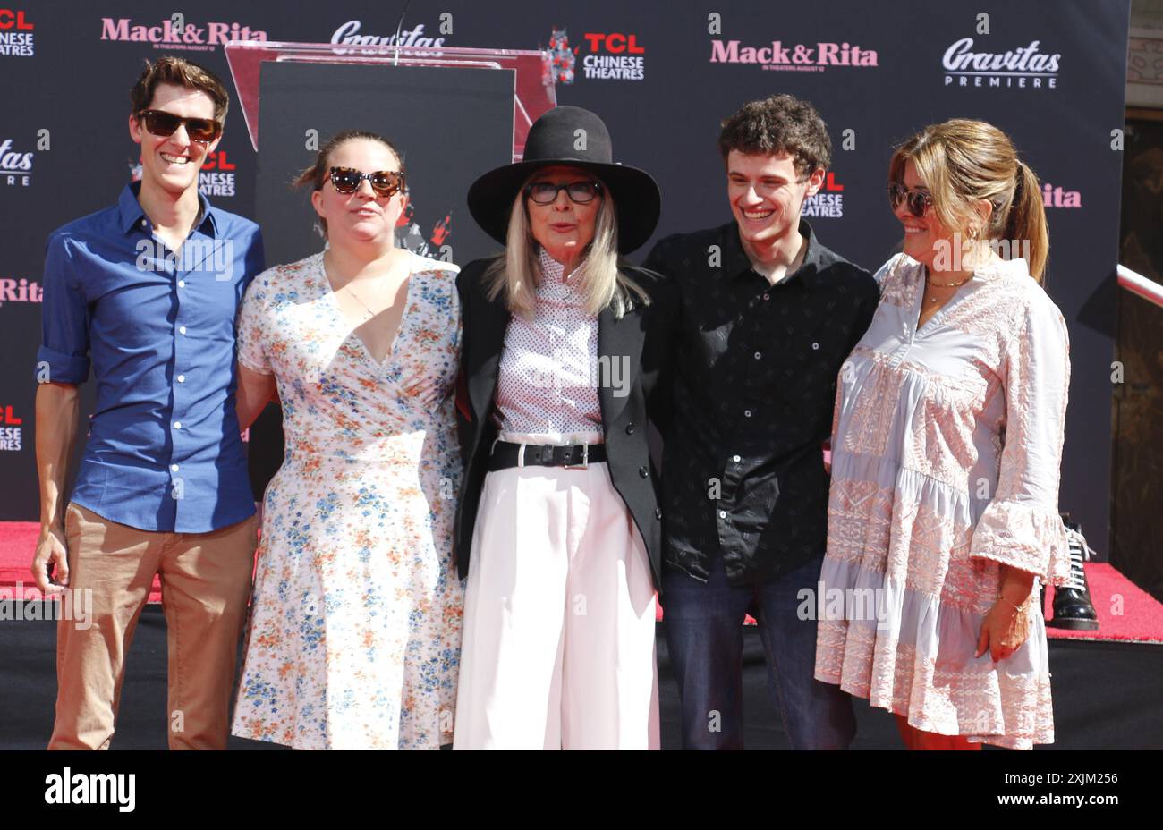 Jordan White, Dexter Keaton, Diane Keaton und Duke Keaton bei Diane Keaton Hand- und Footprint Zeremonie im TCL Chinese Theater in Hollywood Stockfoto