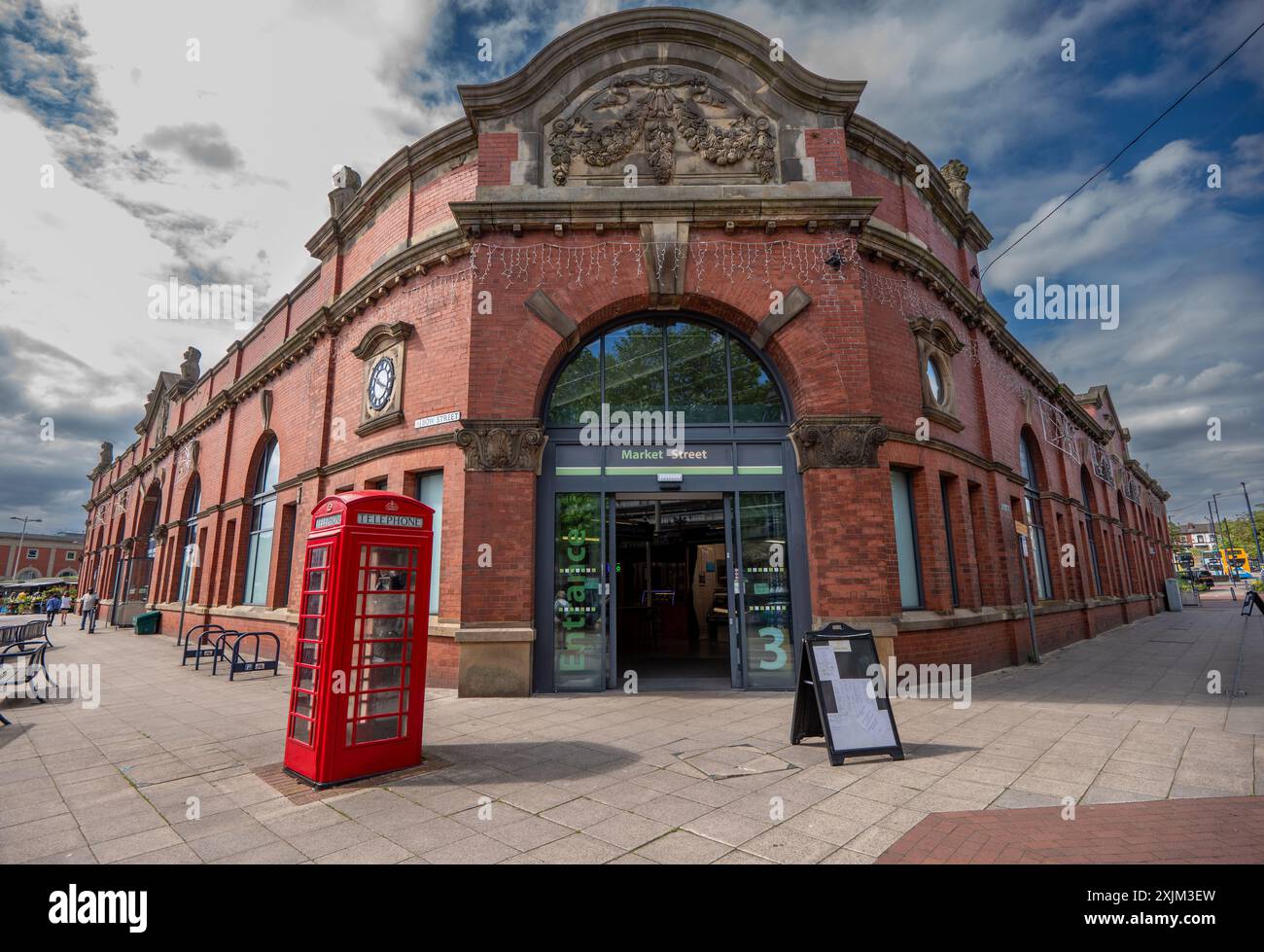 Ashton Market Hall, wo Angela Rayner ihr Wahlbezirk hat. Ashton unter Lyne UK. Die Rt Hon Angela Rayner ist Abgeordneter der Labour Party für Ashton-under-Lyne und seit dem 7. Mai 2015 fortlaufend Parlamentsabgeordneter. Derzeit ist sie stellvertretender Premierminister und Staatssekretärin für Wohnungsbau, Gemeinden und Kommunalverwaltung. Ashton-Under-Lyne, Greater Manescter UK. Bild: Garyroberts/worldwidefeatures.com Stockfoto