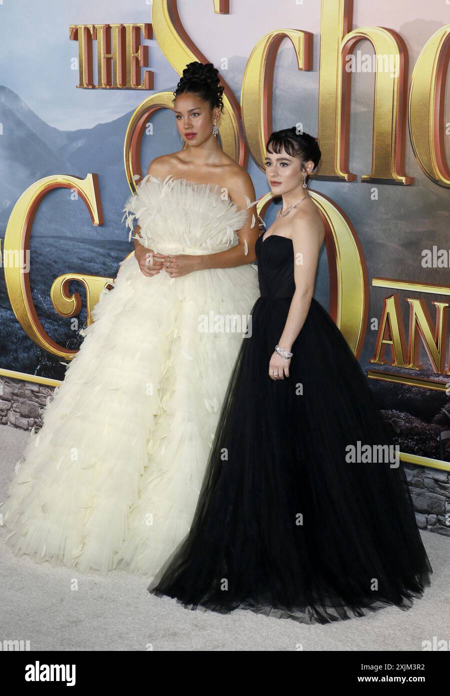 Sofia Wylie und Sophia Anne Caruso bei der Premiere von Netflix's „The School for Good and Evil“ im Regency Village Theatre in Los Angeles Stockfoto