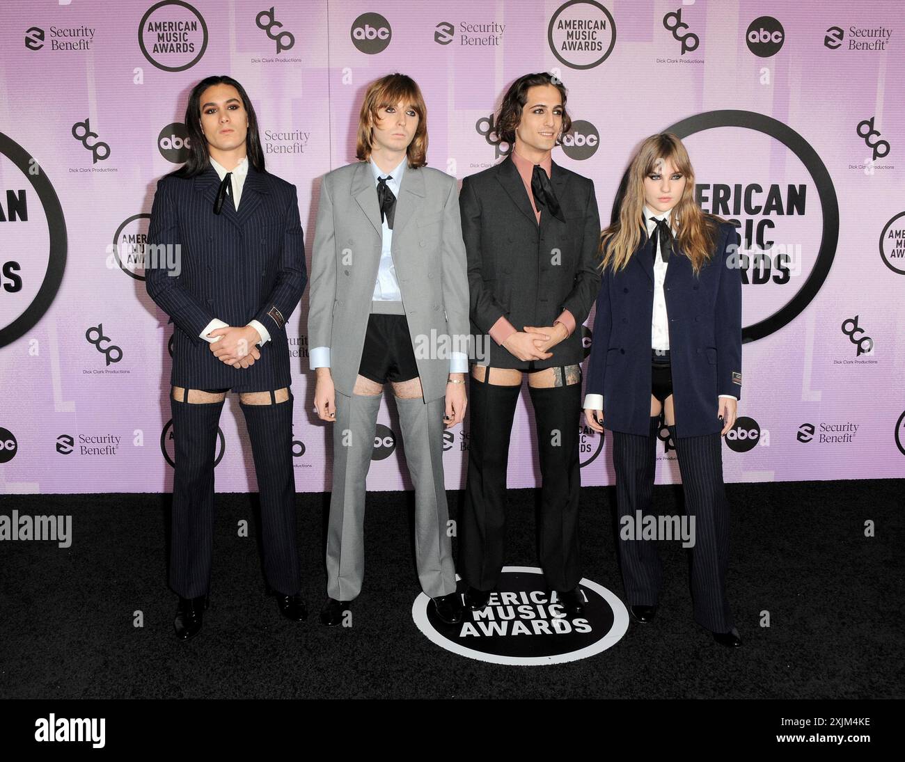 Ethan Torchio, Thomas Raggi, Damiano David und Victoria de Angelis von Maneskin bei den American Music Awards 2022 im Microsoft Theater in Stockfoto