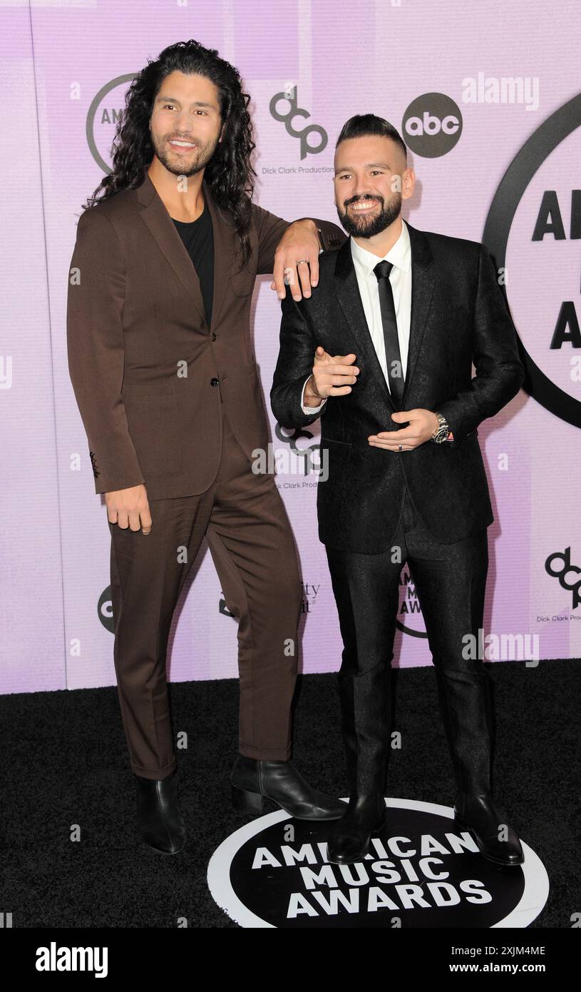 Dan Smyers und Shay Mooney von Dan + Shay bei den American Music Awards 2022, die am 20. November 2022 im Microsoft Theater in Los Angeles, USA, stattfanden Stockfoto