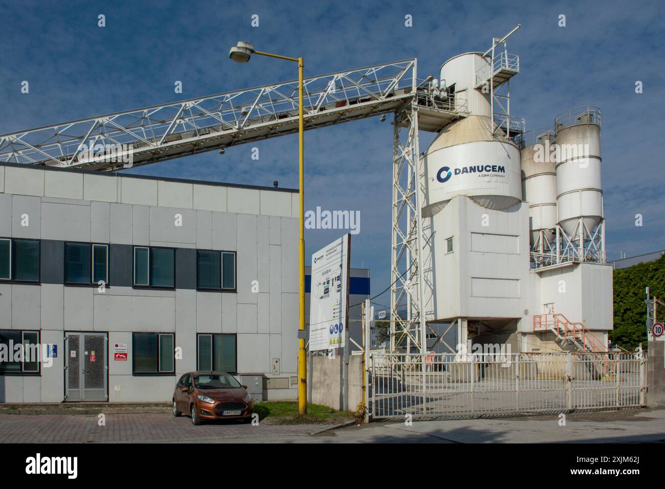Bratislava, Slowakei, 16. Oktober 2022 : Danucem, ein CRH-Unternehmen, einer der führenden Unternehmen in der Bauindustrie Stockfoto