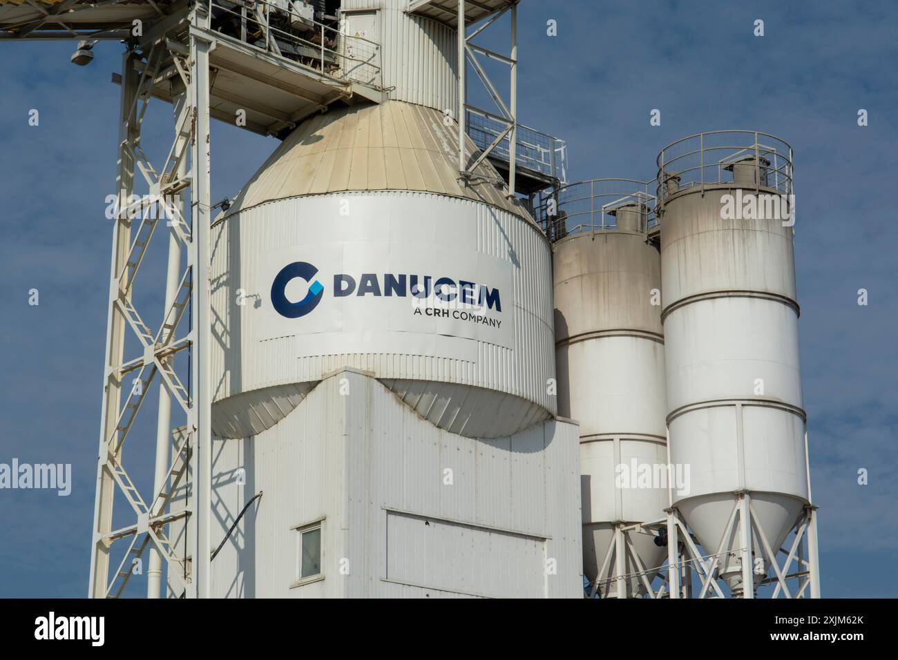 Bratislava, Slowakei, 16. Oktober 2022 : Danucem, ein CRH-Unternehmen, einer der führenden Unternehmen in der Bauindustrie Stockfoto