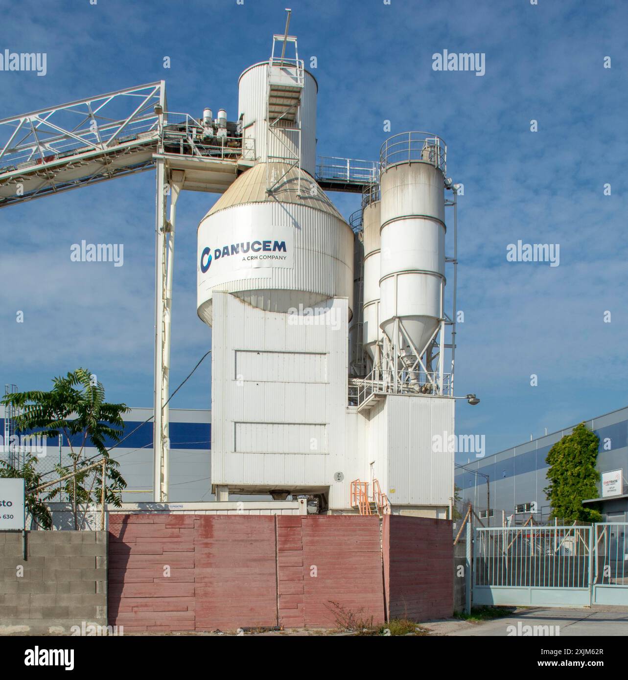 Bratislava, Slowakei, 16. Oktober 2022 : Danucem, ein CRH-Unternehmen, einer der führenden Unternehmen in der Bauindustrie Stockfoto
