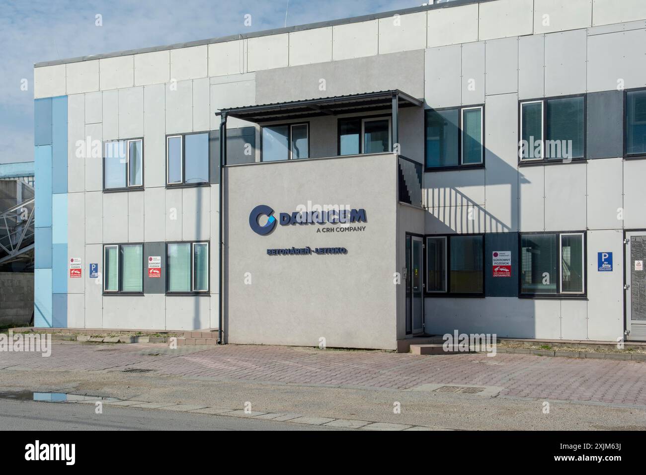 Bratislava, Slowakei, 16. Oktober 2022 : Danucem, ein CRH-Unternehmen, einer der führenden Unternehmen in der Bauindustrie Stockfoto