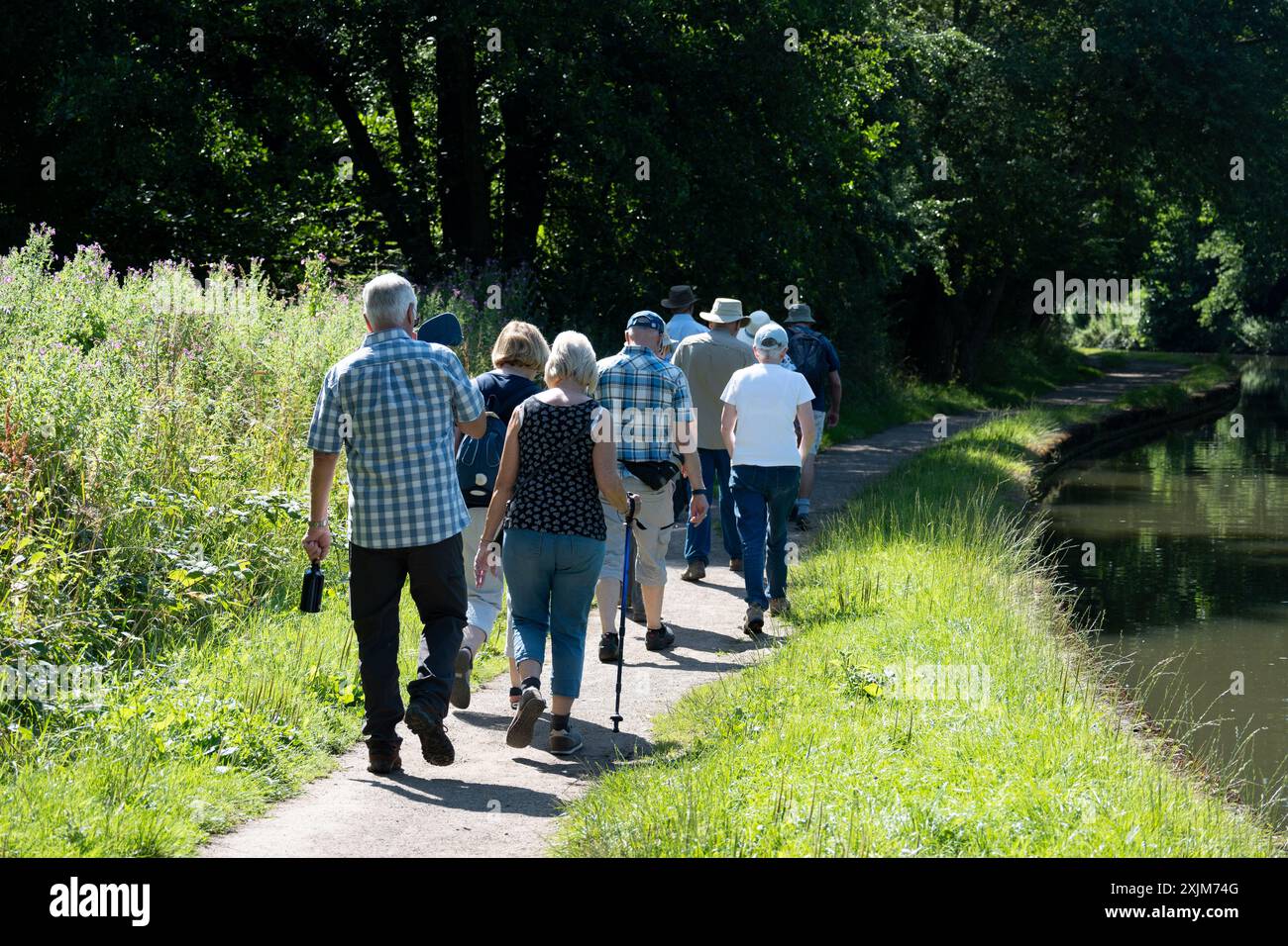 Eine Gruppe älterer Wanderer auf dem Grand Union Canal Trawpath im Sommer, Hatton Locks, Warwickshire, Großbritannien Stockfoto