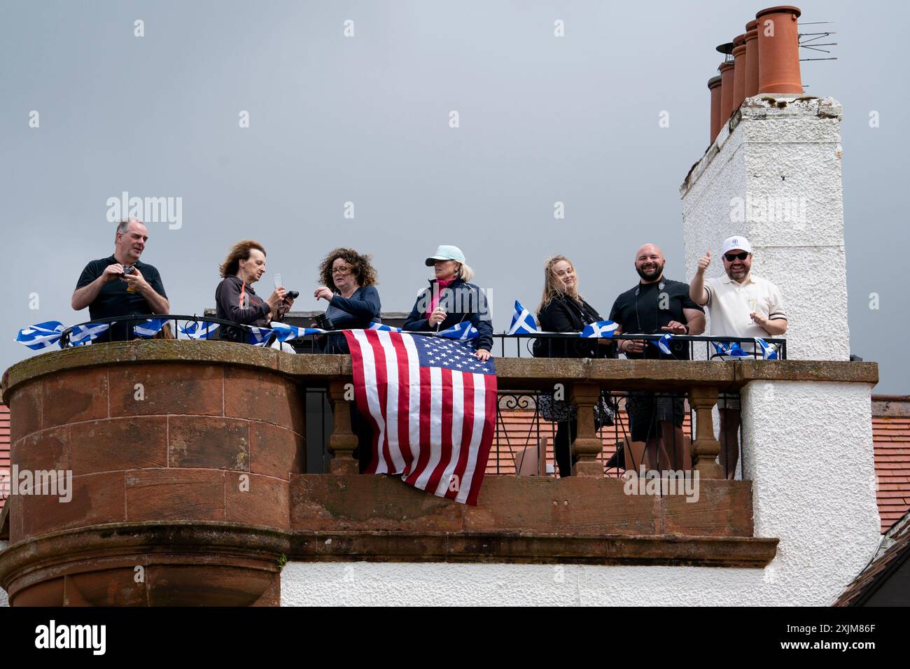 Troon, Schottland, Großbritannien. Juli 2024. Runde 2 der 152. Open Championship findet auf dem Golfplatz Royal Troon statt. PIC; USA-Fans auf dem Dach neben dem Golfplatz. Iain Masterton/Alamy Live News Stockfoto