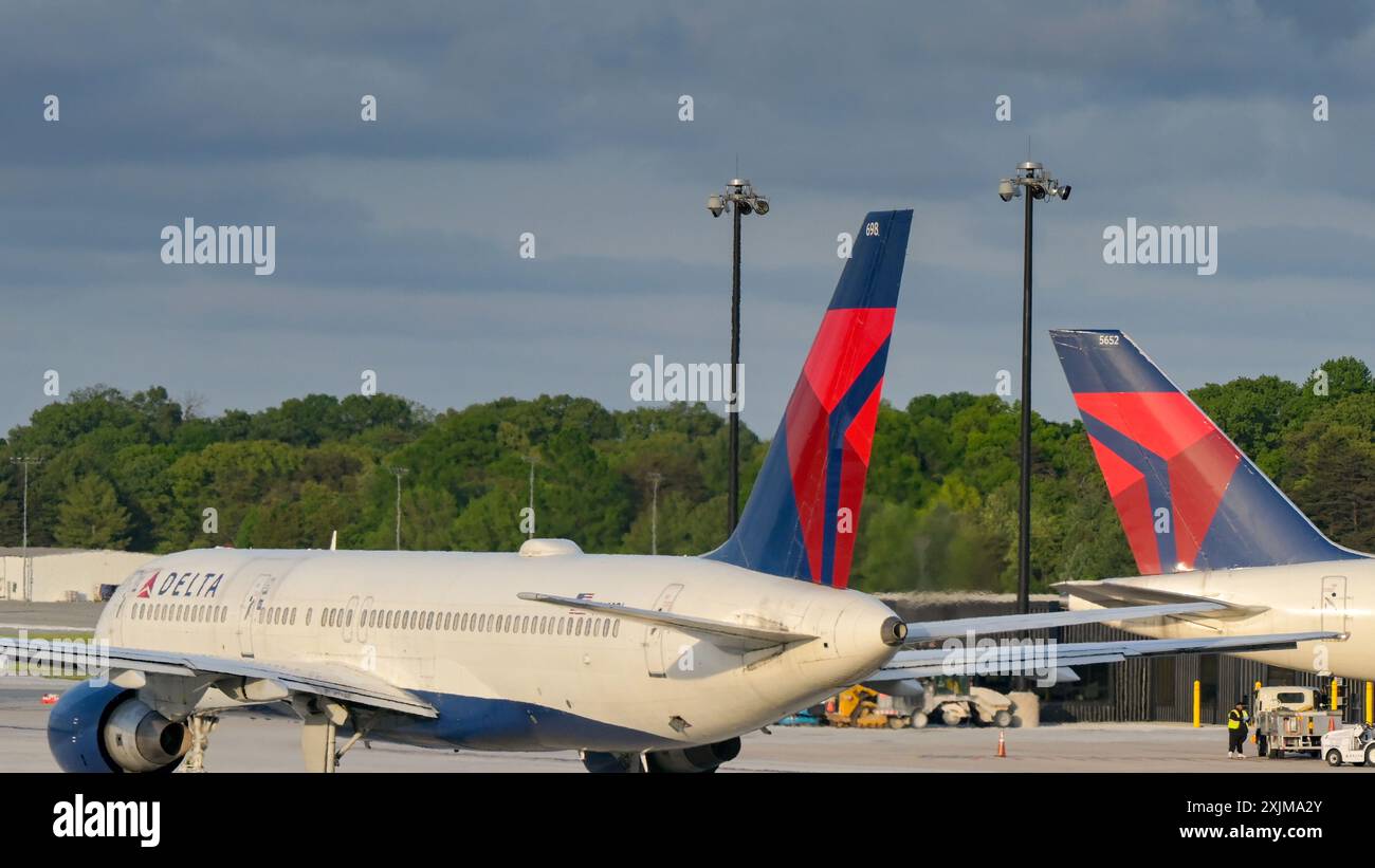 Baltimore, Maryland, USA - 3. Mai 2024: Heckflossen von Flugzeugen, die von Delta Air Lines am Flughafen Baltimore Thurgood Marshall betrieben werden Stockfoto