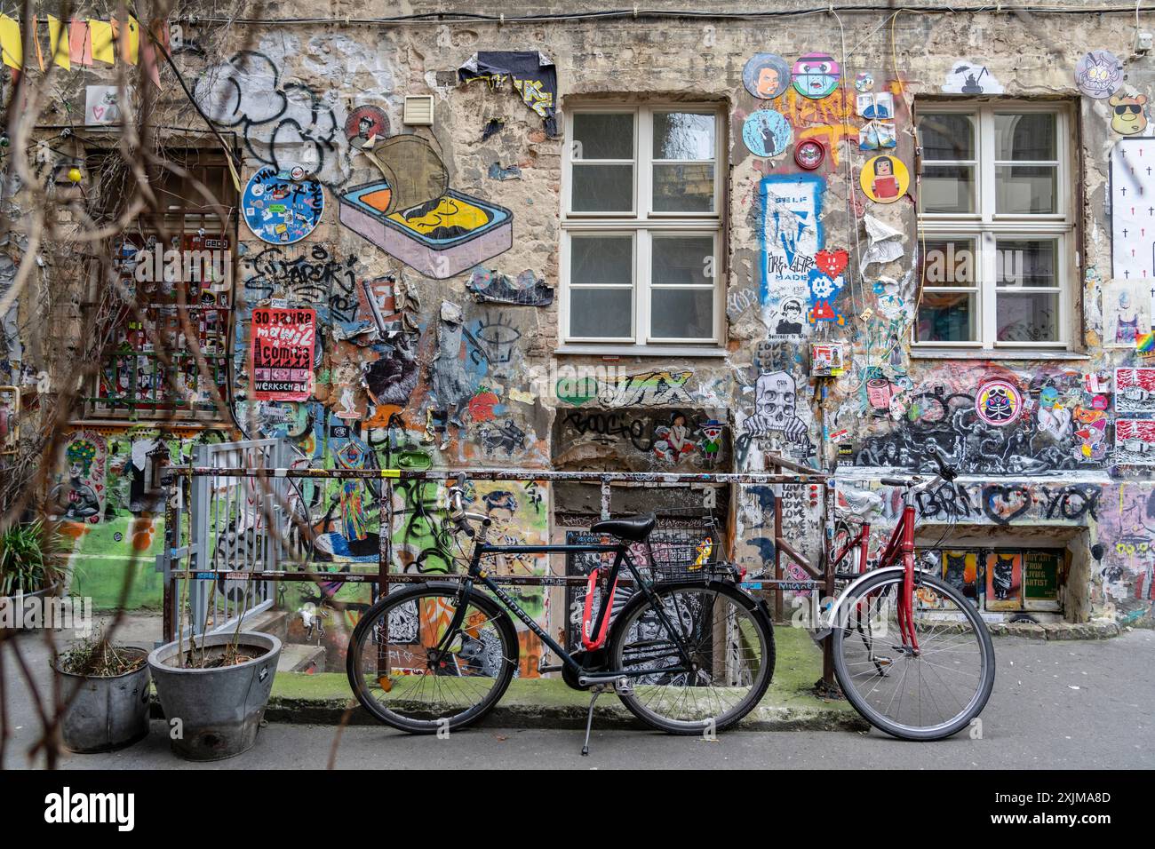 Fahrräder in der Gasse, Hackesche Hoefe, Scheunenviertel, Spandauer Vorstadt, Berlin, Bundesrepublik Deutschland Stockfoto