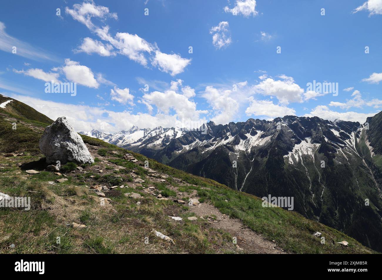 Blick von einem Berghang am Filzenkogel auf die Zillertaler Alpen mit einem Felsen im Vordergrund, Weitwinkelblick Stockfoto