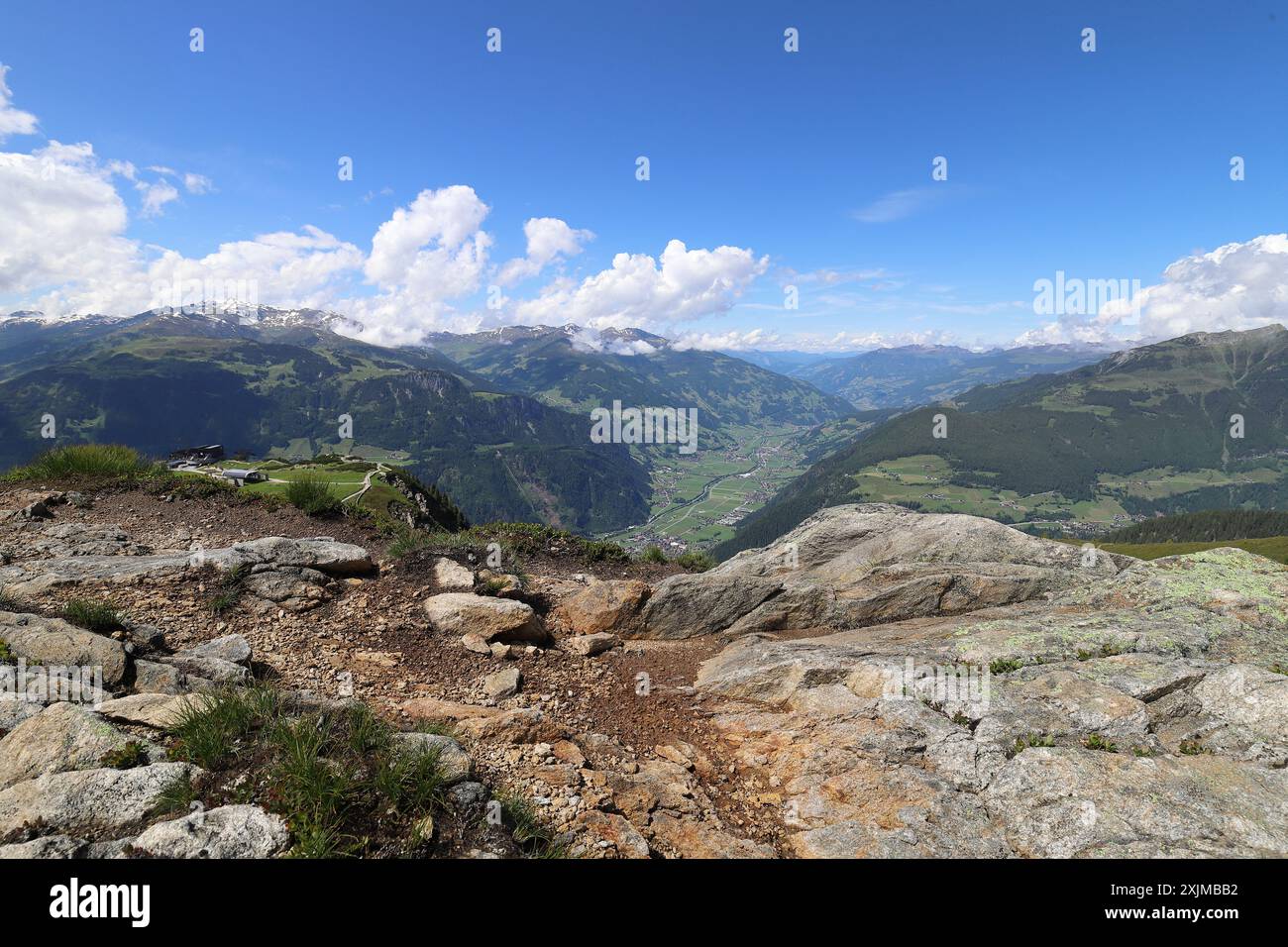 Blick von einem felsigen Hochplateau in das tief gelegene Zillertal, Weitwinkelansicht Stockfoto
