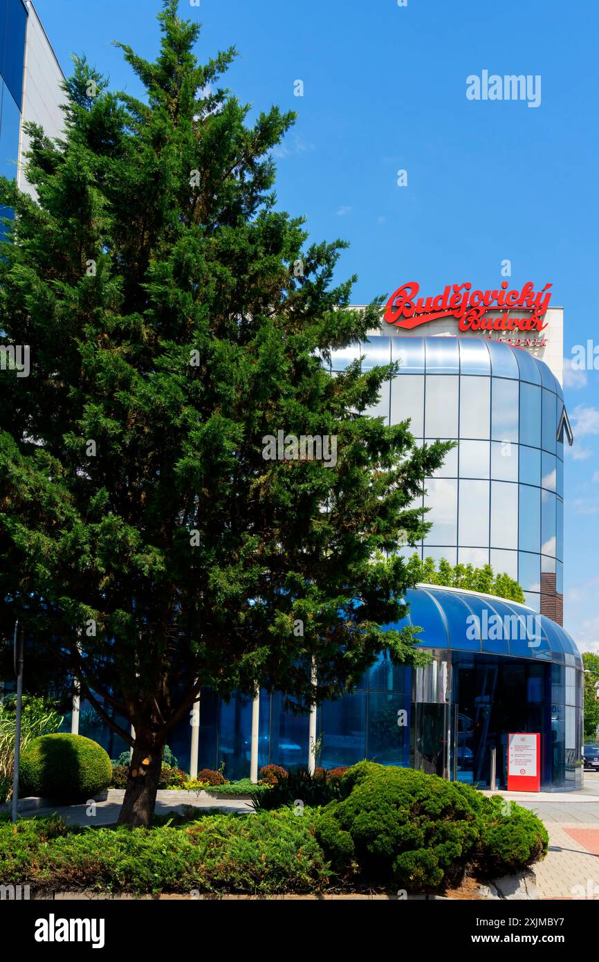 Blick auf das Hauptquartier und die Brauerei der berühmten Brauerei Budweiser Budvar in der Kněžské Dvory außerhalb von České Budějovice, Tschechische Republik. Stockfoto