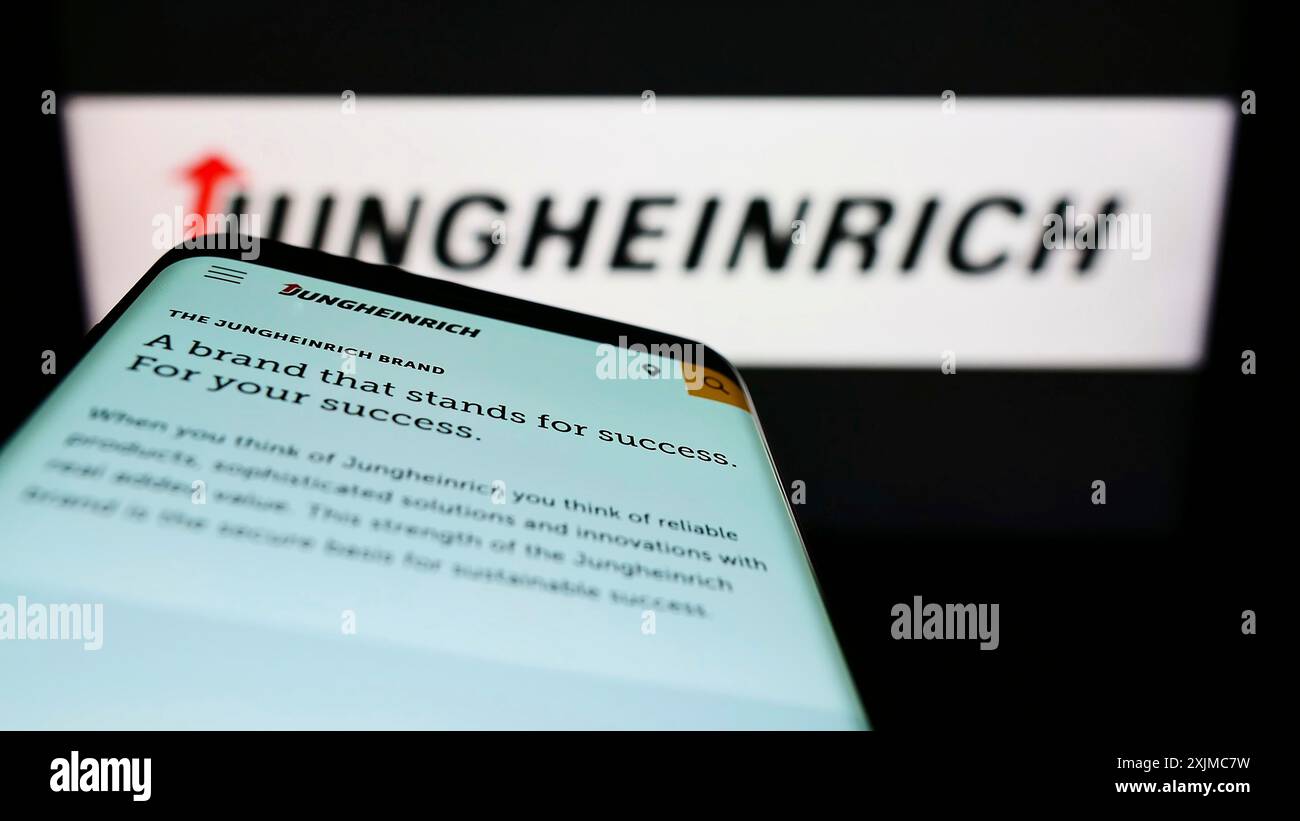 Stuttgart, 21.05.2022: Mobiltelefon mit Webseite des deutschen Maschinenbauunternehmens Jungheinrich AG auf dem Bildschirm vor dem Firmenlogo. Konzentrieren Sie sich auf Stockfoto